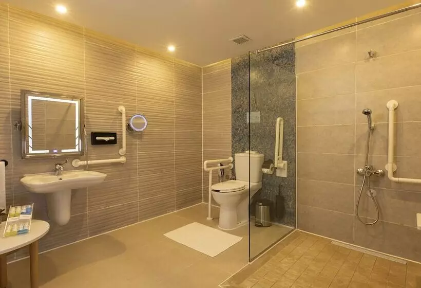 اتاق سوپریور با چشمانداز استخر, Amwaj Oyoun Resort & Casino