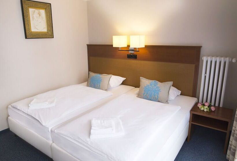 غرفة قياسية ثلاثية, Marttel