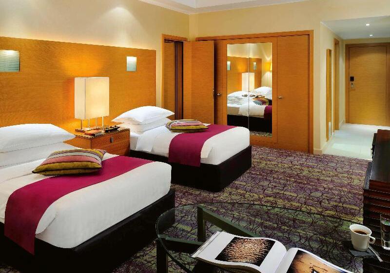 غرفة ديلوكس, Qabila Westbay