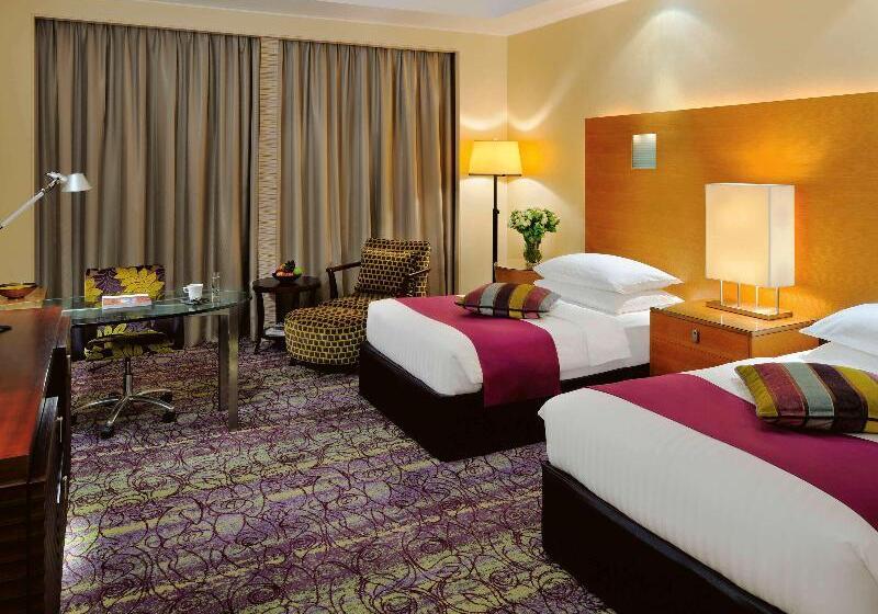 غرفة ديلوكس, Qabila Westbay