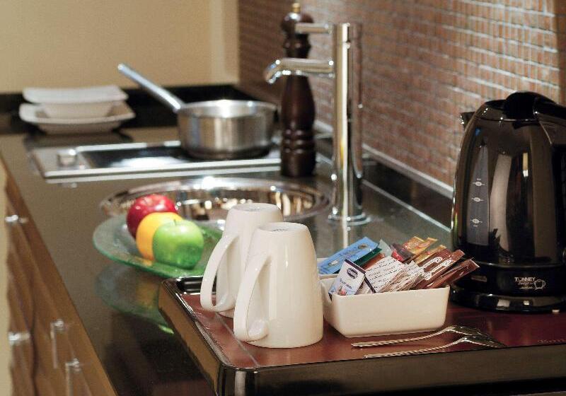 غرفة ديلوكس, Qabila Westbay