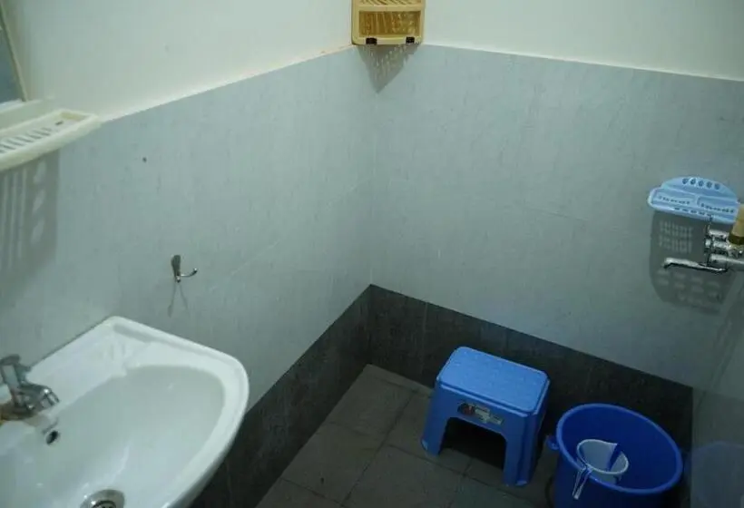 バス共有のスタンダードルーム, Raje Sambhaji Guest House