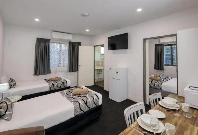 اتاق خانوادگی, Parkes Federation Motel