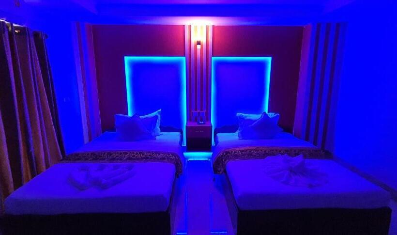 غرفة قياسية مزوَّدة بشُرفة, Pheng Chenda