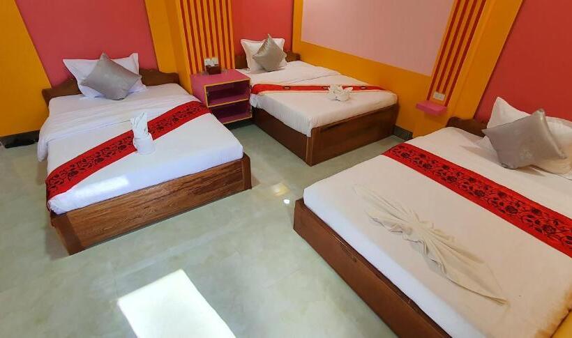 חדר דלוקס לשלושה, Pheng Chenda