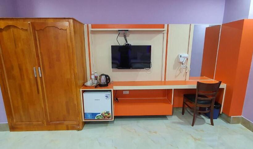 غرفة قياسية مزوَّدة بشُرفة, Pheng Chenda