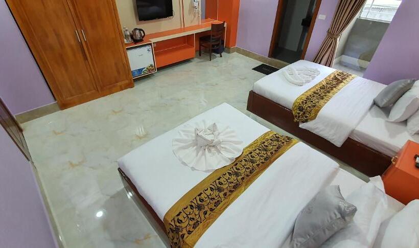 غرفة قياسية مزوَّدة بشُرفة, Pheng Chenda