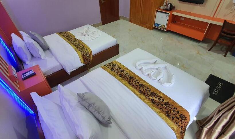 غرفة قياسية مزوَّدة بشُرفة, Pheng Chenda