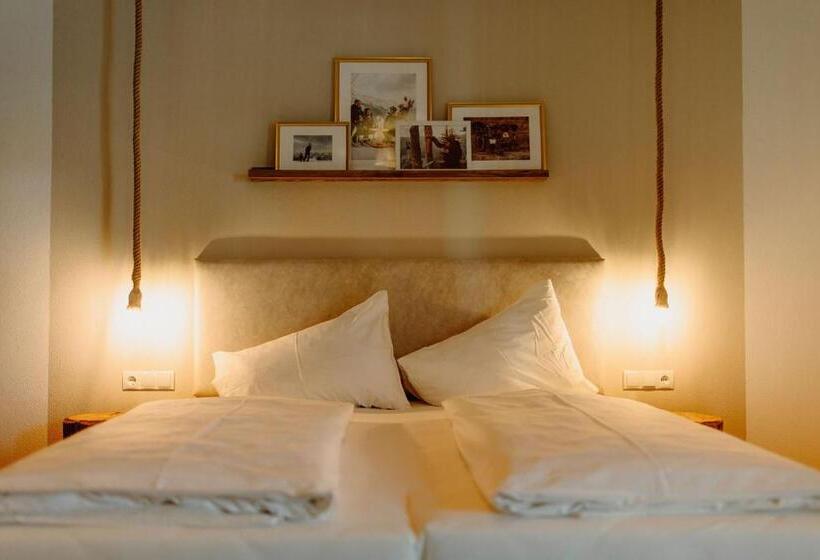 Семейный Номер, Uncle Jacks