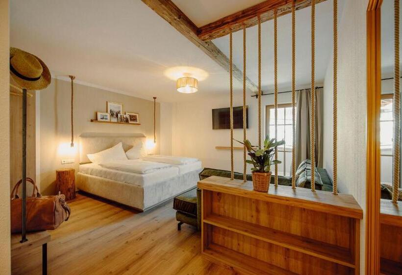 Семейный Номер, Uncle Jacks