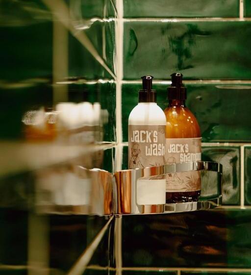 Номер Deluxe, Uncle Jacks