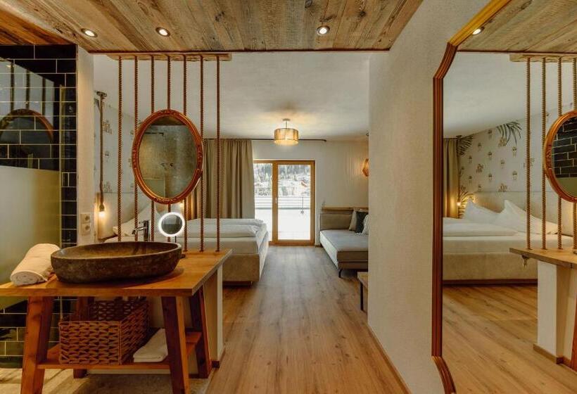 Семейный Номер, Uncle Jacks