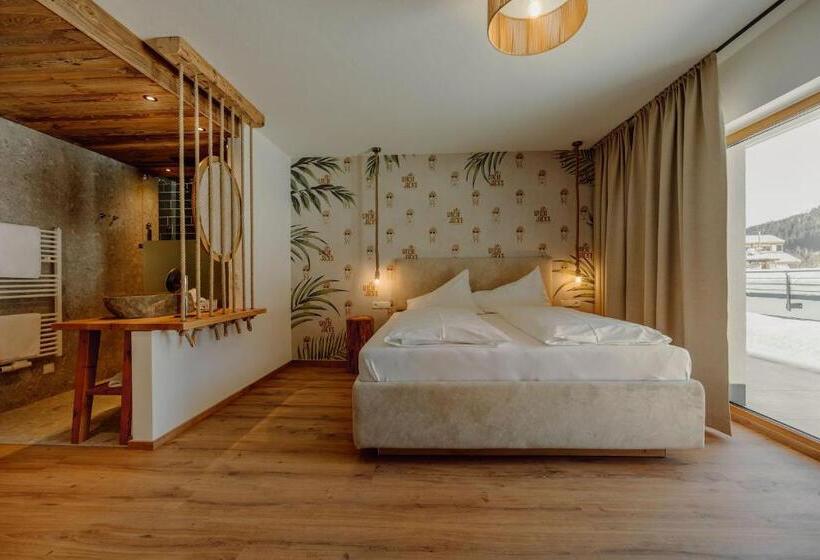 Семейный Номер, Uncle Jacks