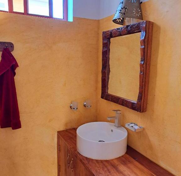 コンフォートトリプルルーム, Mimi Na Wewe Villa