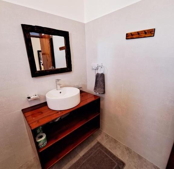 プールビュースタンダードルーム, Mimi Na Wewe Villa