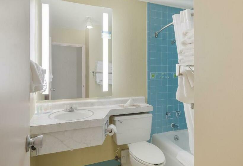 キングサイズベッドのスタンダードルーム, Clarion Inn