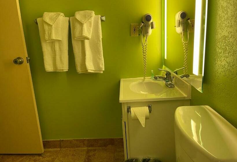 キングサイズベッドのスタンダードルーム, Clarion Inn