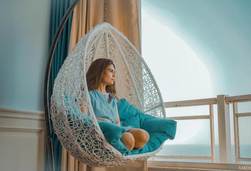 اتاق خانوادگی, Miramar Boutique