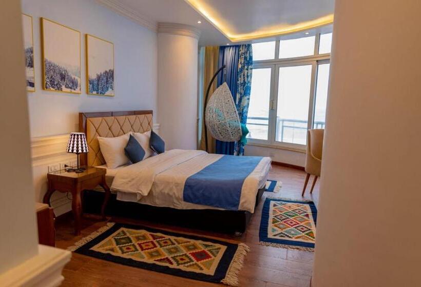 اتاق خانوادگی, Miramar Boutique