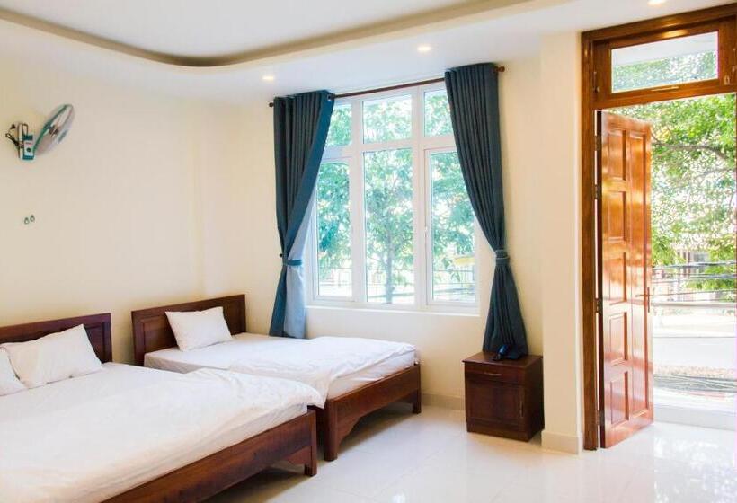 اتاق استاندارد سه تخته با بالکن, Nhà Nghỉ Linh Quân