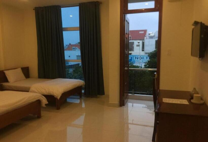 اتاق استاندارد سه تخته با بالکن, Nhà Nghỉ Linh Quân