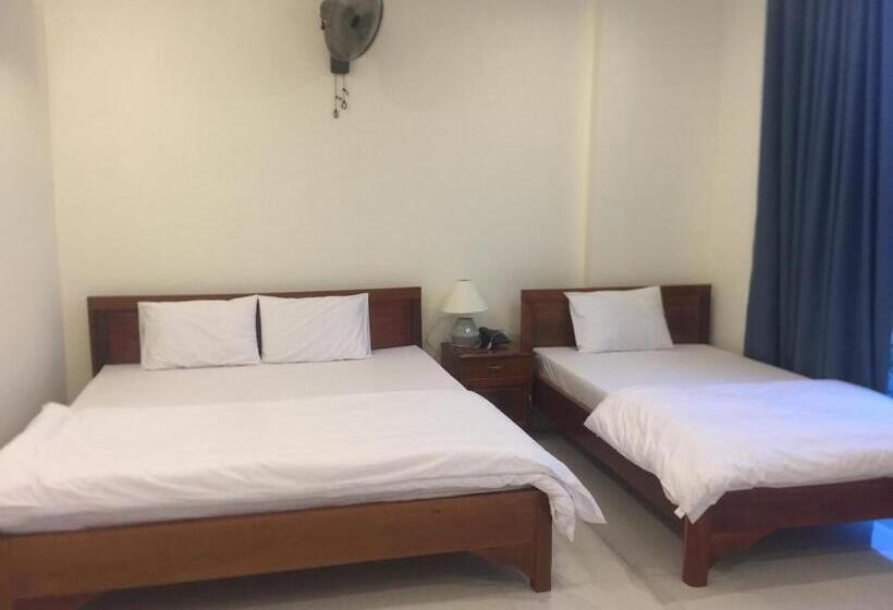 اتاق استاندارد سه تخته با بالکن, Nhà Nghỉ Linh Quân