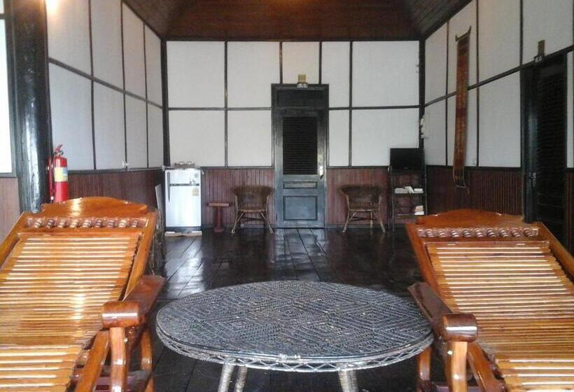 חדר משפחתי, Kongmany Colonial House