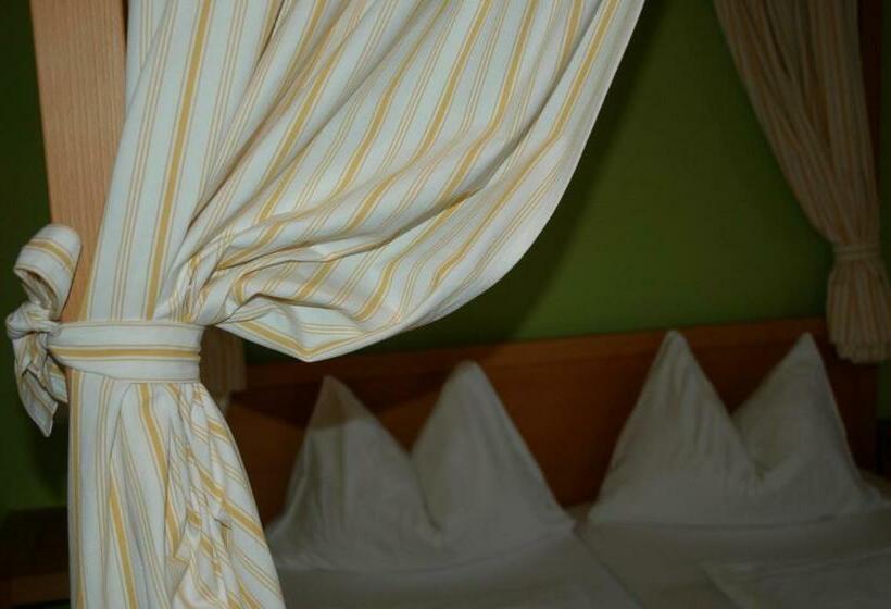 Номер Стандарт с Балконом, Ad Vineas Gästehaus Nikolaihof Hotel Garni