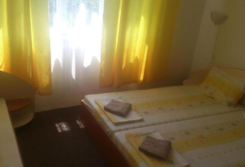 Трехместный Номер Стандарт с Балконом, Svetla Guest House