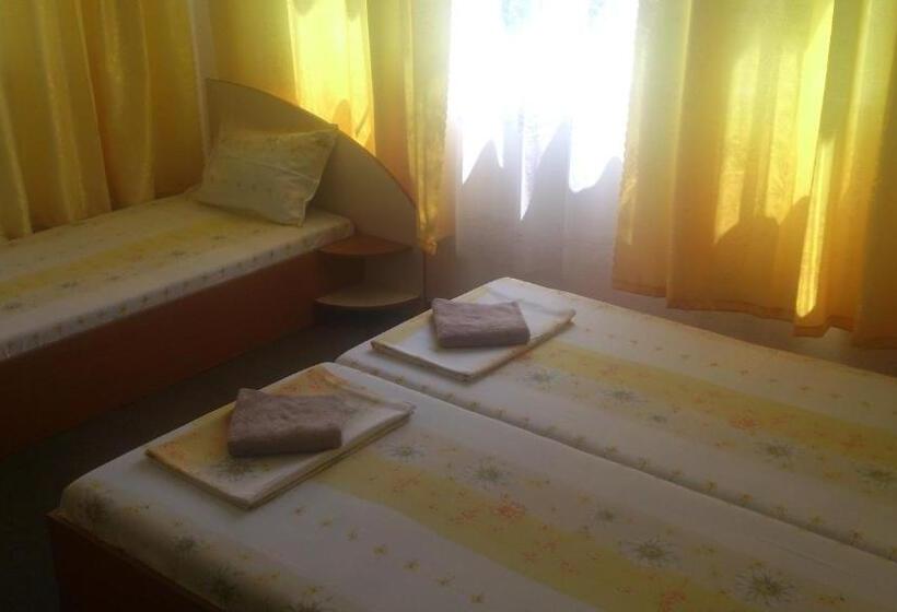 חדר סטנדרט לשלושה עם מרפסת, Svetla Guest House