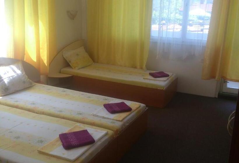 חדר סטנדרט לשלושה עם מרפסת, Svetla Guest House