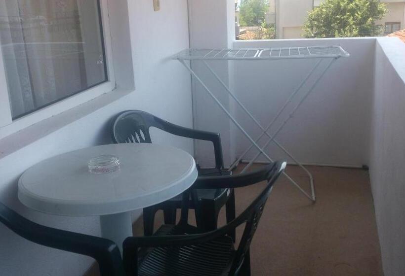 חדר לארבעה סטנדרטי עם מרפסת, Svetla Guest House