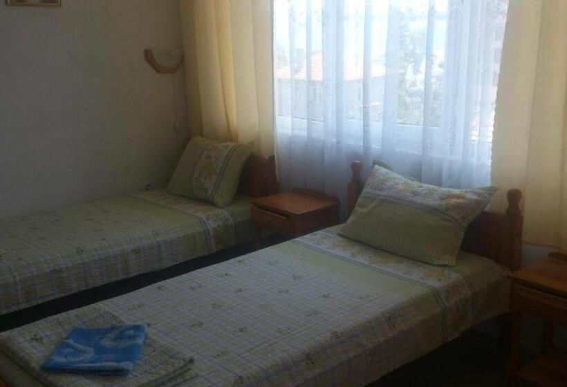 חדר לארבעה סטנדרטי עם מרפסת, Svetla Guest House