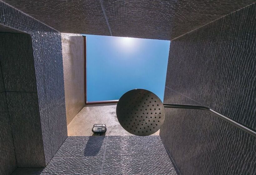 Aile Süiti, Endheri Sunset Dhangethi