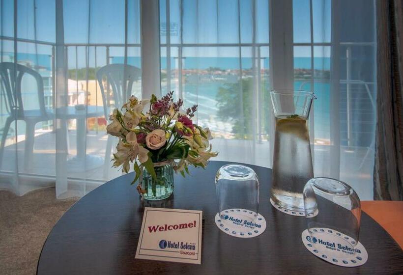 غرفة قياسية مطلّة علي البحر, Selena