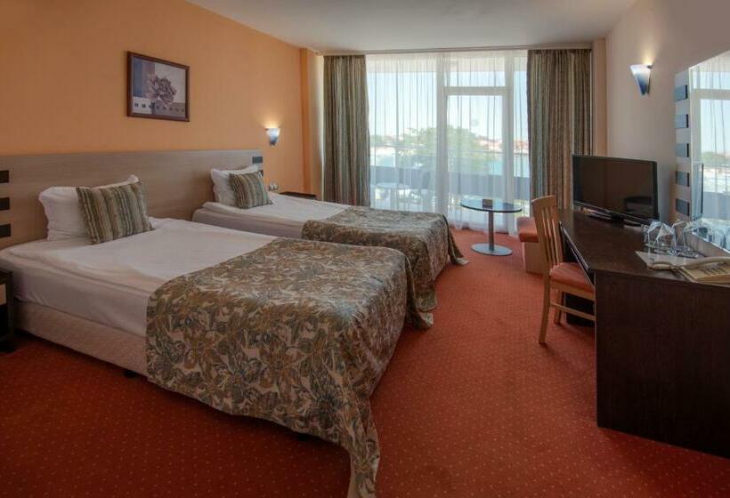 غرفة قياسية مطلّة علي البحر, Selena