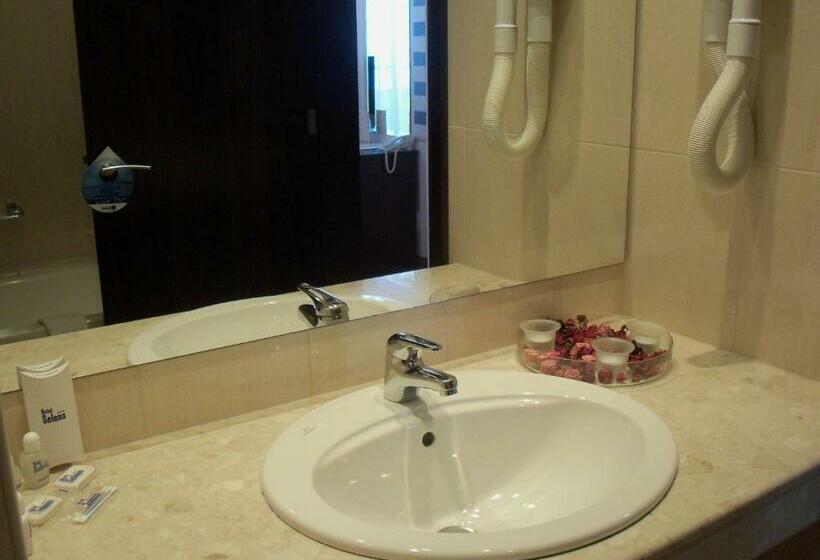 غرفة قياسية مطلّة علي البحر, Selena