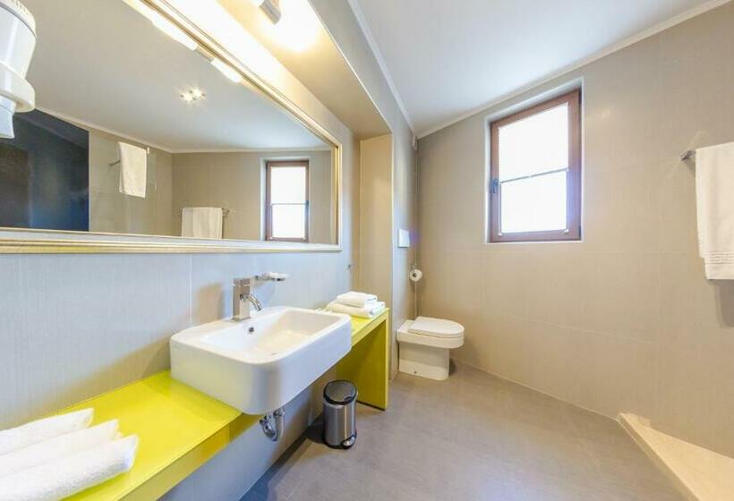 Cameră Triplă Standard, Studio