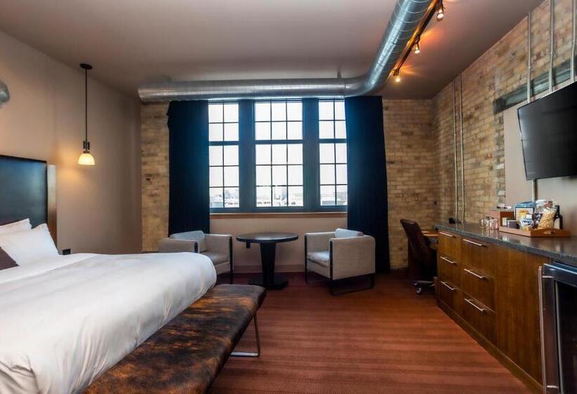 חדר דחוקס עם מיטת קינג, The Iron Horse