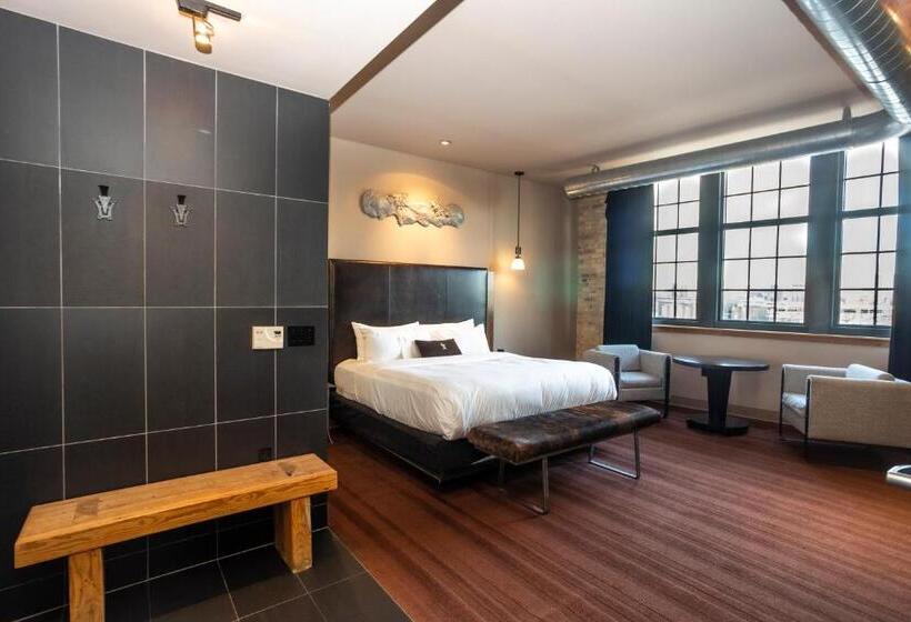 חדר דחוקס עם מיטת קינג, The Iron Horse