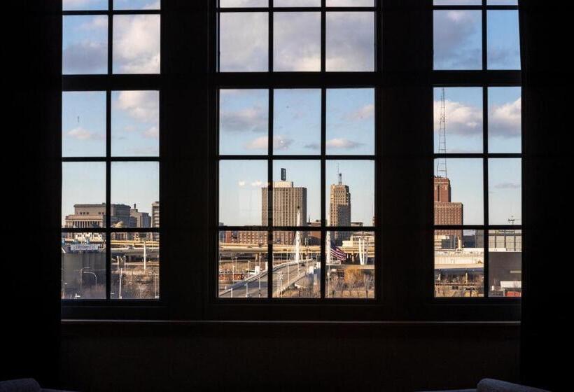 חדר דלוקס, The Iron Horse