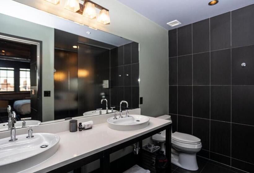 חדר דלוקס, The Iron Horse