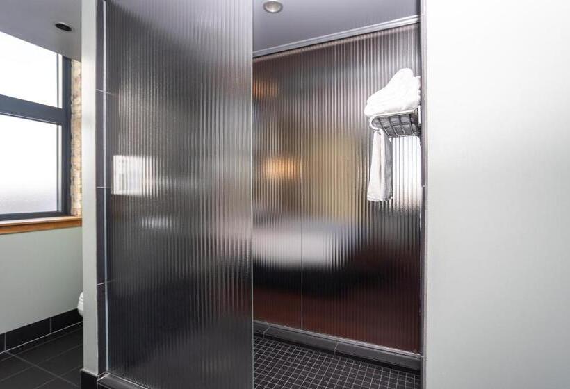 מיטה בחדר משותף, The Iron Horse