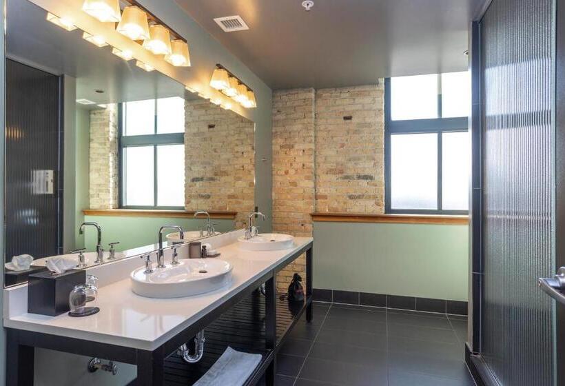 מיטה בחדר משותף, The Iron Horse