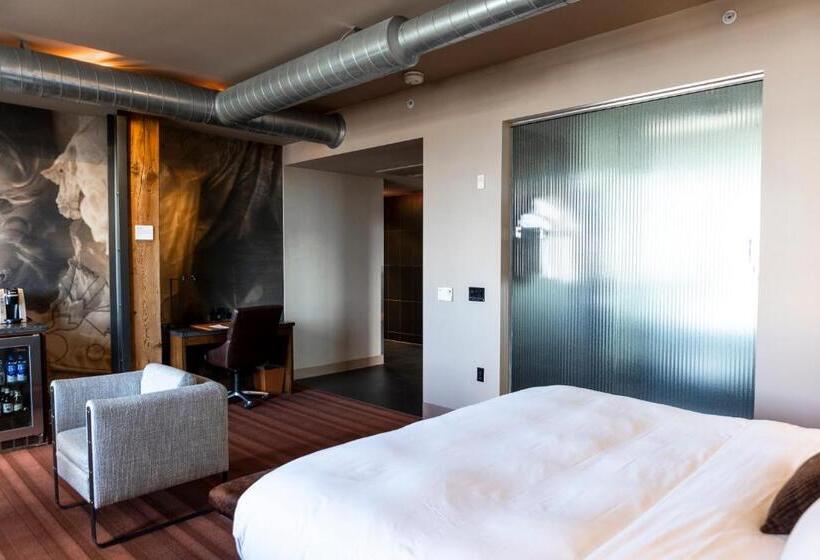 מיטה בחדר משותף, The Iron Horse