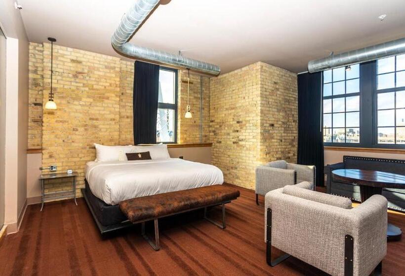 מיטה בחדר משותף, The Iron Horse