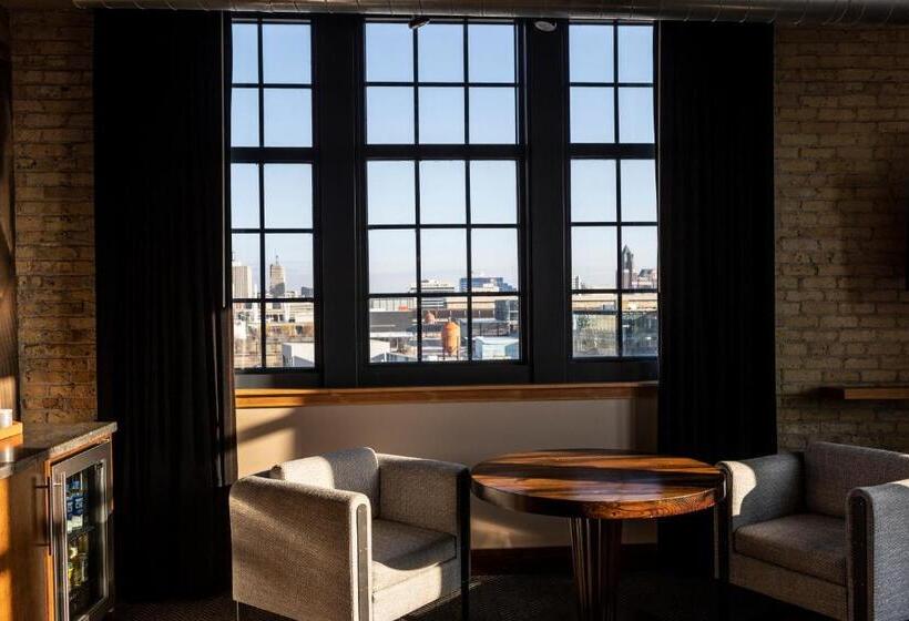 מיטה בחדר משותף, The Iron Horse