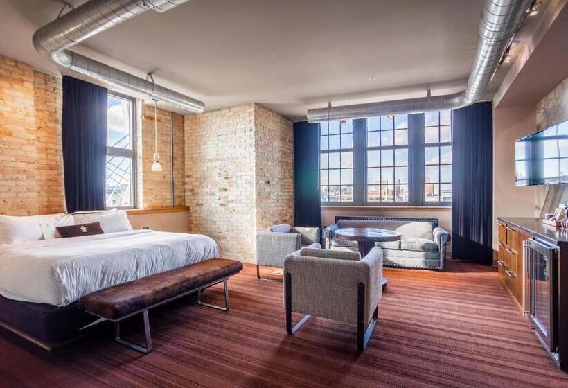 מיטה בחדר משותף, The Iron Horse