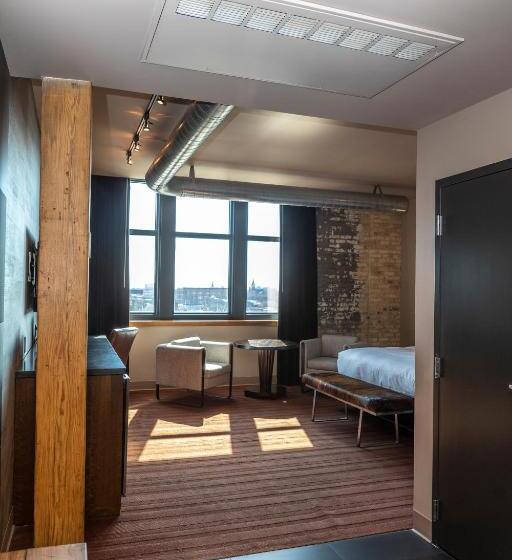 חדר סטודיו סטנדרד, The Iron Horse