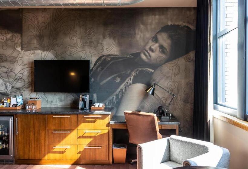 חדר סטודיו סטנדרד, The Iron Horse